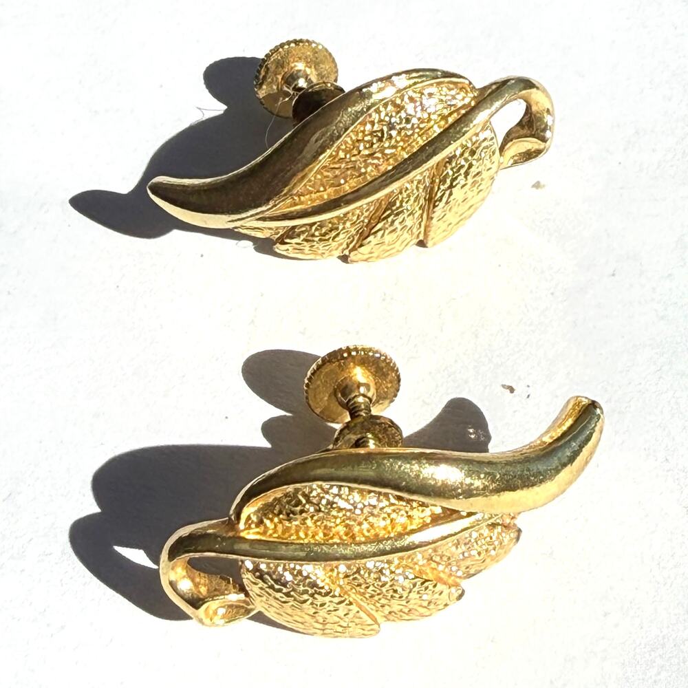 Coro leaf screw‑back earrings – vintage gold‑tone, mid‑century, fall fashion